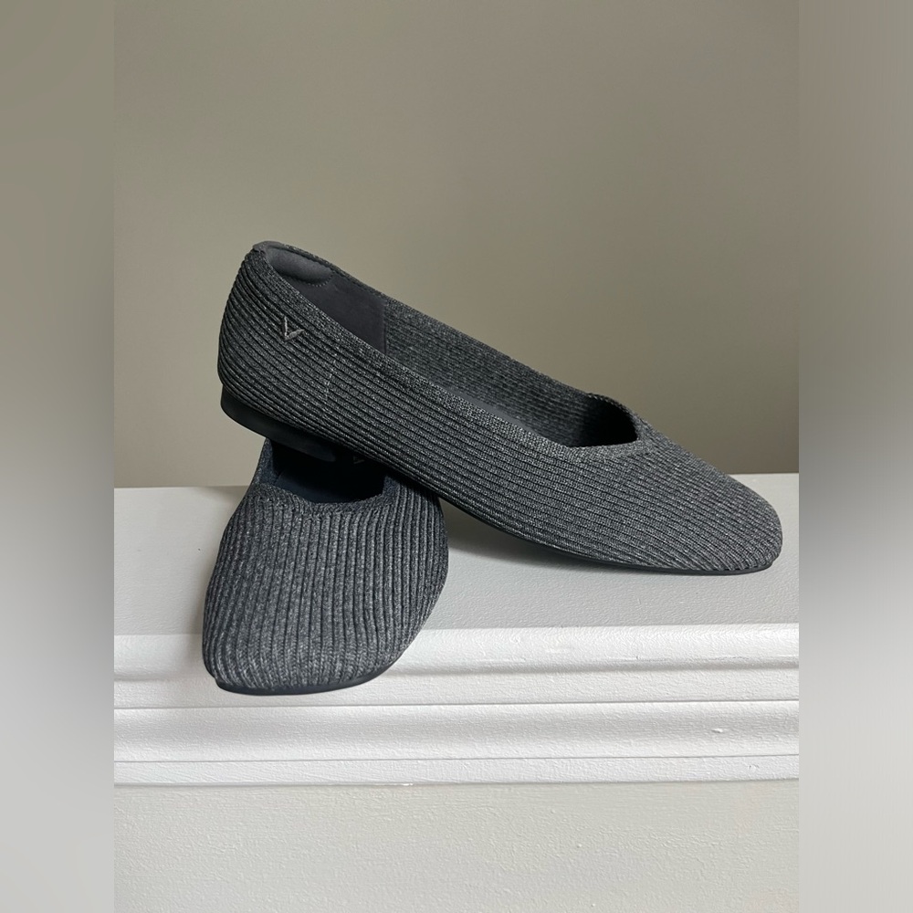 Square-Toe V-Cut Flats | Size 9